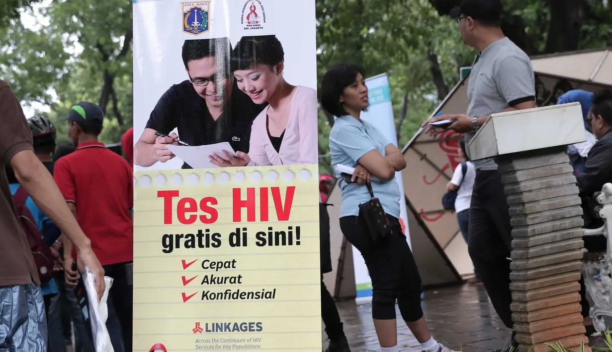 Sebuah banner ajakan untuk memeriksa HIV/AIDS di Taman Suropati, Menteng, Jakarta, Minggu (29/11/2015). (Liputan6.com/Angga Yuniar)