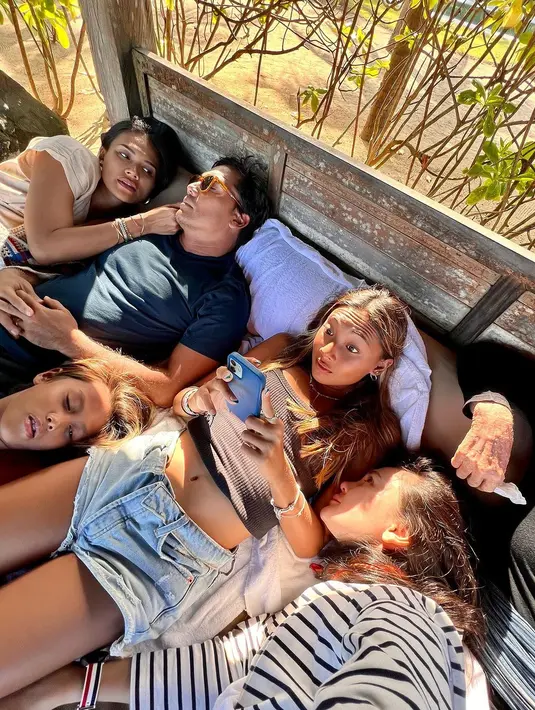 Inilah momen quality time Luna Maya bersama keluarganya. Sebagai artis yang sangat sibuk, momen pertemuan keluarga ini menjadi sangat berharga. [Instagram/lunamaya]