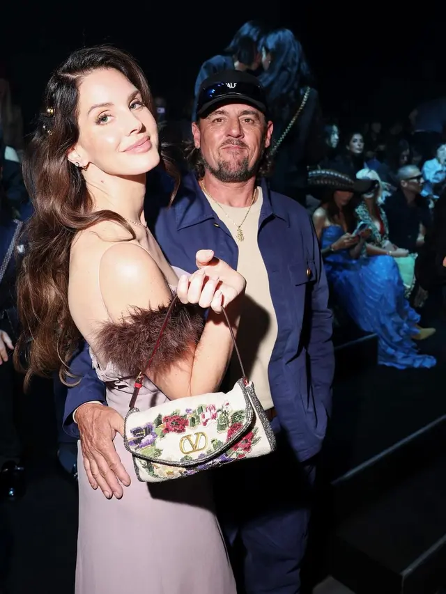 Lana Del Rey Boyong Suami “Pawang Buaya” ke Paris Fashion Week, Tampil Glamor nan Romantis di Valentino Show