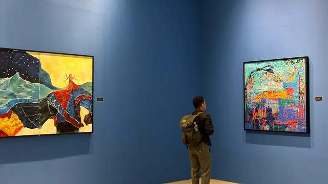Sejumlah pengunjung menikmati pameran seni ASEAN-India Artists' Camp Exhibition 2024 yang dibuka untuk umum di Taman Ismail Marzuki (TIM), Jakarta, 1-14 Juli 2024. (Liputan6/Benedikta Miranti)