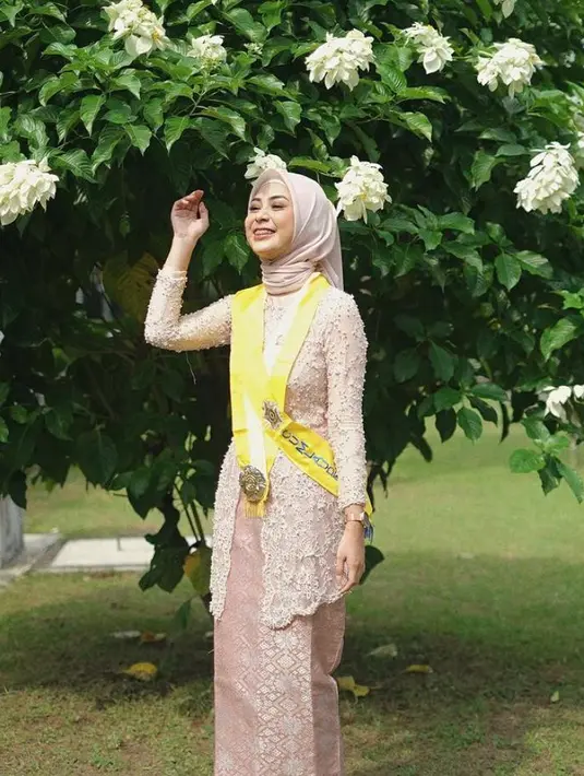 Kombinasi kebaya bordir warna pink yang dipadukan dengan kain songket dan hijab warna senda seperti yang dikenakan selebgram hijabers Dianty ini juga tak kalah menarik. (Instagram/diantyy.a).