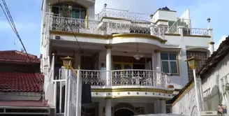 Berikut rumah masa kecil Kartika Putri yang menyimpan banyak kenangan. Meski lama tak ditempati, rumah tersembut tampak megah, mewah dan tak banyak berubah. Ada juga tempat sembunyi Karput saat ngambek. [YouTube/Kartika Putri Official]