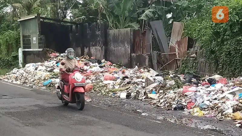 Tumpukan sampah hampir ke badan jalan di TPS Kelurahan Boyolangu (Hermawan Arifianto/Liputan6.com)