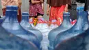 Warga antre mengisi  galon milik mereka saat pendistribusian bantuan air bersih oleh Palang Merah Indonesia (PMI) di RW 10, Cipayung, Kota Depok, Kamis (14/9/2023). (merdeka.com/Arie Basuki)