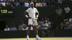 Ekspresi Rafael Nadal saat kehilangan poin saat melawan petenis Luxembourg, Gilles Muller pada hari ketujuh di Wimbledon Tennis Championships 2017, London (10/7/2017). (AP/Tim Ireland)