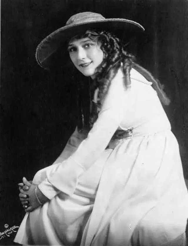 1. Cincin Berlian Safir 60 Karat Mary Pickford Jadi Simbol Kemewahan Era Film Bisu