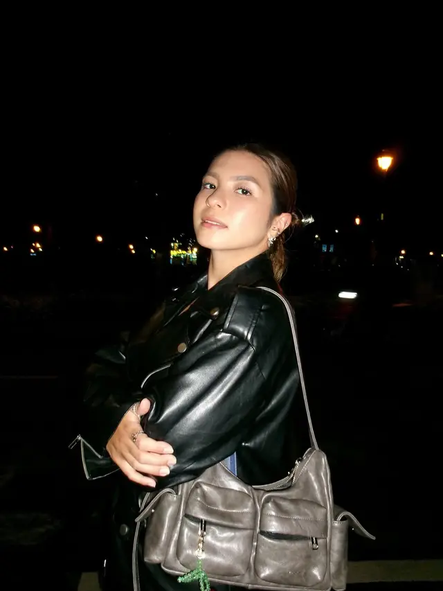 Gaya Edgy Shaloom Razade dalam Jaket Kulit Oversized dan Sneakerina, Simpel dan Modern