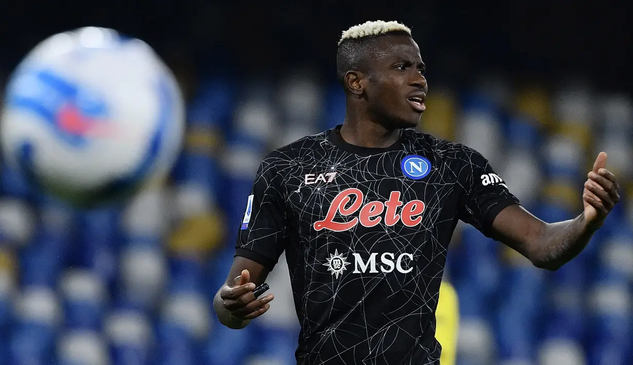 Victor Osimhen berstatus sebagai pemain Afrika termahal dalam sejarah sejak didatangkan ke Napoli dengan harga 70 juta euro. Ia telah menunjukkan kualitasnya sebagai striker yang bonafide di klubnya itu. Osimhen menjadi opsi yang menarik untuk menggantikan Aubameyang. (AFP/Filippo Monteforte)