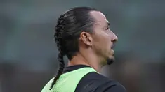 Pemain AC Milan Zlatan Ibrahimovic mengenakan tatanan rambut baru saat melawan Lazio pada pertandingan Serie A Liga Italia di Stadion San Siro, Milan, Italia, Minggu (12/9/2021). Ibrahimovic tampil dengan tatanan rambut baru saat AC Milan mengalahkan Lazio 2-0. (Spada/LaPresse via AP)