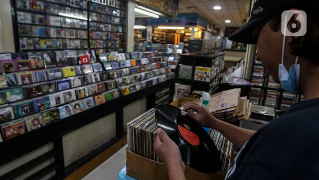 Pecinta musik memilah Piringan Hitam, CD, dan Kaset pita di toko 