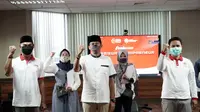 Relawan Indonesia Bersatu Lawan Covid-19 dan Kahmipreneur memberikan beasiswa pendidikan.