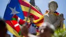 Seorang pria mengangkat tangannya saat berpartisipasi dalam aksi menuntut kemerdekaan Catalonia, di Barcelona, Minggu (11/6). Catalonia secara sepihak merencanakan menggelar referendum untuk berpisah dari Spanyol pada 1 Oktober. (AP/Emilio Morenatti)