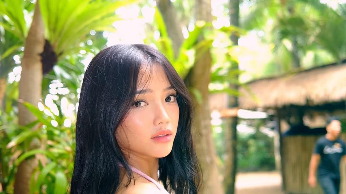 Pesona Fuji Utami Putri Bak Barbie Hidup dengan Pinkish Makeup yang Fresh dan Feminin Saat Liburan di Bali