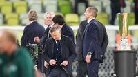 Ole Gunnar Solksjaer tampak lesu usai mendapat pengalungan medali saat Manchester United dikalahkan Villarreal di final Liga Europa. (Michael Sohn / AFP / POOL)