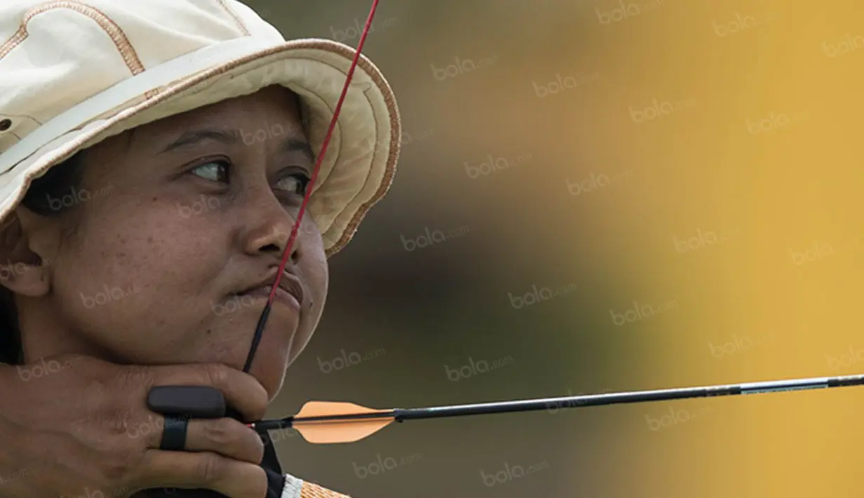 Ika Yuliana berhasil meraih emas dengan mengalahkan pemanah senior DKI Jakarta, Rina Dewi Puspitasari dengan skor 26-24, 26-24 dan 27-24. (Bola.com/Vitalis Yogi Trisna)