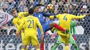 Aksi bek Prancis, Raphael Varane (tengah) berebut bola dengan para pemain Swedia pada laga grup A Kualifikasi Piala Dunia 2018 di Stade de France Stadium, Saint-Denis, Prancis, (11/11/2016). Prancis Menang 2-1. (AP/Christophe Ena)