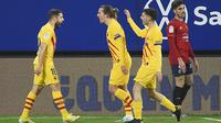 Tampak pemain Barcelona merayakan gol ke gawang Osasuna ketika kedua tim bentrok pada laga lanjutan Liga Spanyol, Minggu (07/03/2021) dini hari WIB. (ANDER GILLENEA / AFP)