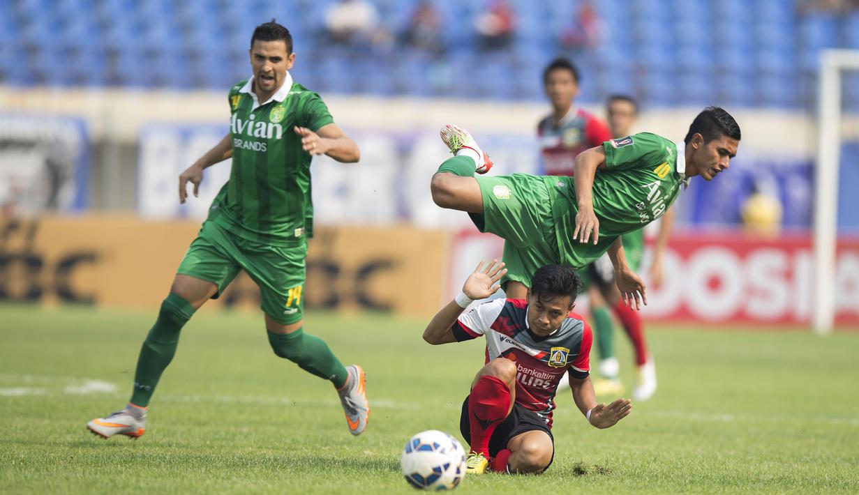 Striker Persebaya United, Rudi Widodo, berebut bola dengan pemain Persiba Balikpapan, Arifki Eka Putra dalam lanjutan Piala Presiden 2015 di Stadion Si Jalak Harupat, Bandung. Kamis (10/9/2015). (Bola.com/Vitalis Yogi Trisna)