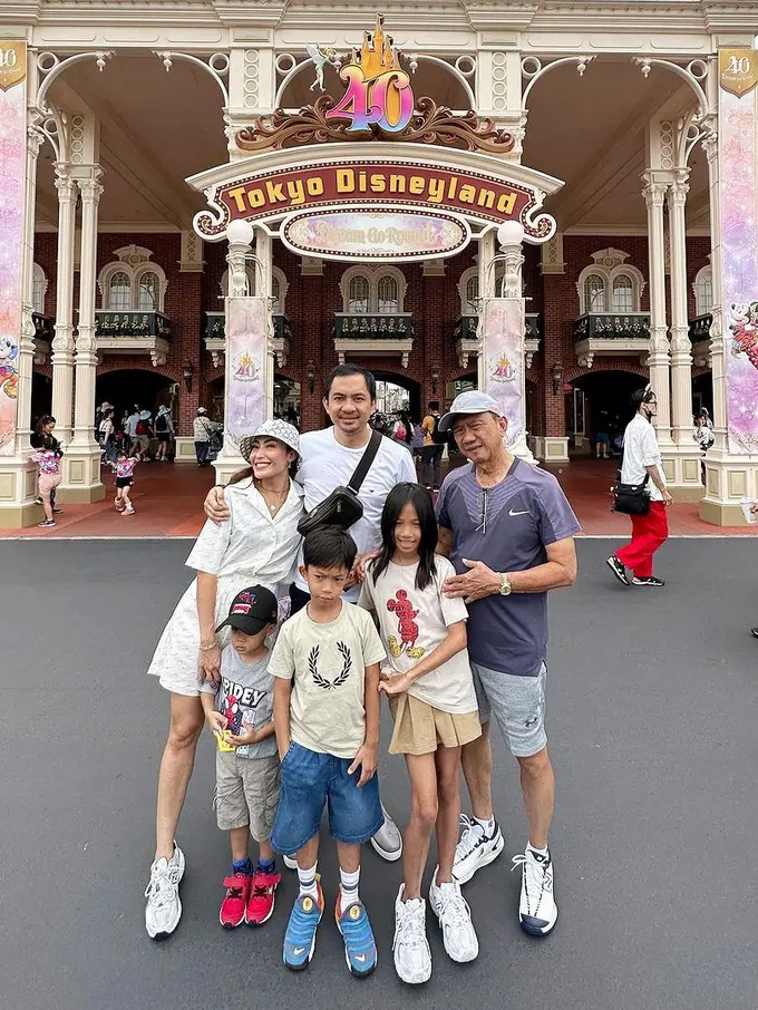 Keluarga Ayu Dewi liburan di Jepang