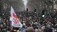 Demonstrasi menentang kenaikan usia pensiun di Prancis, Kamis (19/1/2023). (Dok. Lewis Joly/AP)