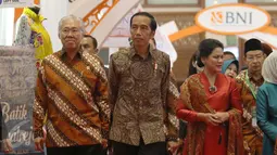 Presiden Jokowi didampingi ibu negara Iriana dan Menteri Perdagangan Enggartiasto Lukita saat melihat pameran Inacraft 2017 di JCC, Senayan, Jakarta, Rabu (26/4). Pameran Inacraft merupakan acara yang digelar setiap tahun. (Liputan6.com/Angga Yuniar)