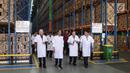 Presiden Jokowi didampingi President Direktur  PT Mayora Group Andre Atmadja, Menteri Perindustrian Airlangga Hartanto, Menteri Perdagangan Enggartiasto Lukita ketika meninjau pabrik Mayora di Cikupa Tangerang, Senin (18/2). (Liputan6.com/Fery Pradolo)