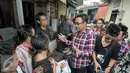 Calon wakil gubernur DKI Jakarta Djarot Saiful Hidayat berdialog dengan warga saat blusukan di Pasar Bedeng, Kelurahan Bambu Utara, Palmerah, Jakarta Barat, Kamis (24/11). (Liputan6.com/Yoppy Renato)