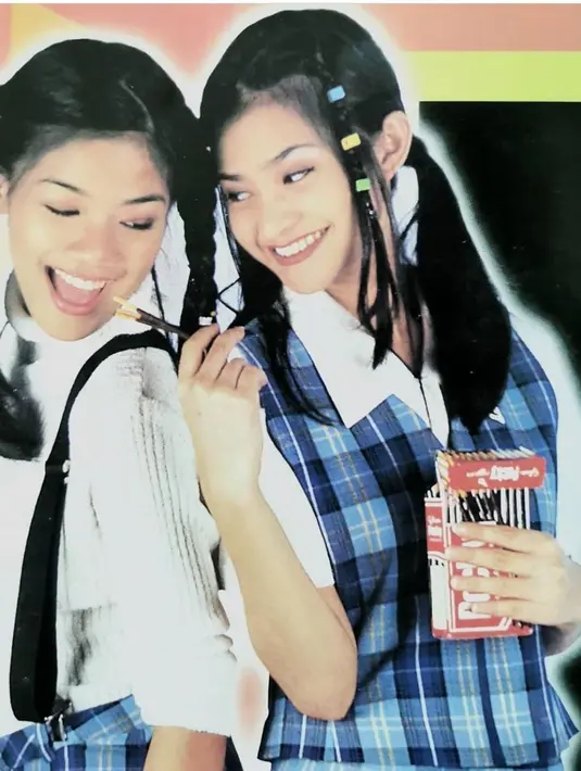 Bintangi majalah mode, Titi Kamal tampil imut dengan two pigtails braids. [@titi_kamal].