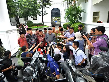 Ketua Umum MUI, Prof Dr Din Syamsuddin memberikan keterangan pers sesuai bertemu Presiden Joko Widodo di Istana Merdeka, Jakarta, Selasa (3/2/2015). (Liputan6.com/Faizal Fanani)