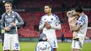 Kevin Diks (kanan) dan sejumlah pemain FC Copenhagen merayakan kemenangan bersama anak-anaknya setelah laga lanjutan UEFA Conference League 2024/2025 melawan Heart of Midlothian di Parken Stadium, Copenhagen, Denmark, Jumat (13/12/2024). (AP Photo/Ritzau Scanpix/Mads Clauss Rasmussen)