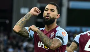 Pemain Aston Villa Douglas Luiz melakukan selebrasi usai mencetak gol ke gawang West Ham United dari titik penalti pada pertandingan sepak bola Liga Premier Inggris di Villa Park, Birmingham, Inggris, Minggu (22/10/2023). Aston Villa menang telak 4-1 atas West Ham United. (AP Photo/Rui Viera)