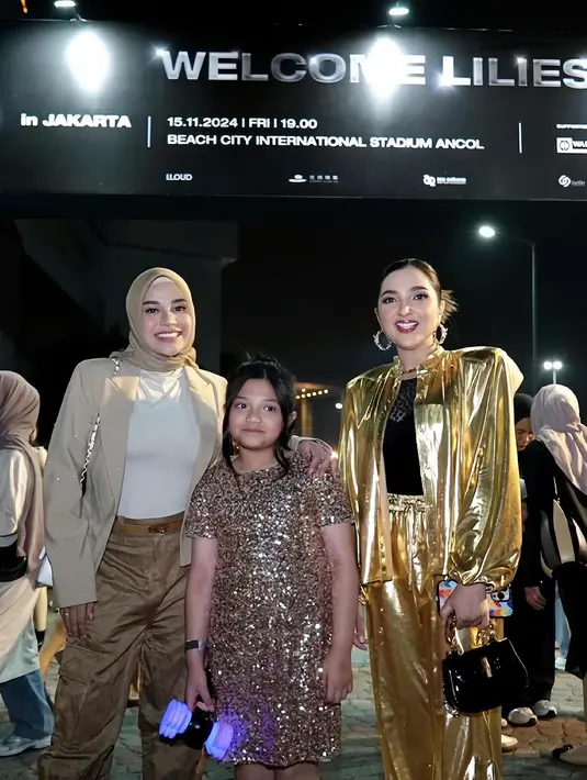 Sesuai dresscode pemilik tiket VVIP, Ashanty dan anak-anak tampil kompak kenakan outfit gold. [@queenarsy]