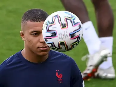 Pemain depan timnas Prancis, Kylian Mbappe mengambil bagian dalam sesi latihan MD-1 di Stadion Hidegkuti, Budapest, Selasa (22/6/2021). Prancis menghadapi Portugal pada laga Grup F Euro 2020 di Puskas Arena, Rabu (23/6/2021) atau Kamis dini hari WIB. (FRANCK FIFE / AFP)