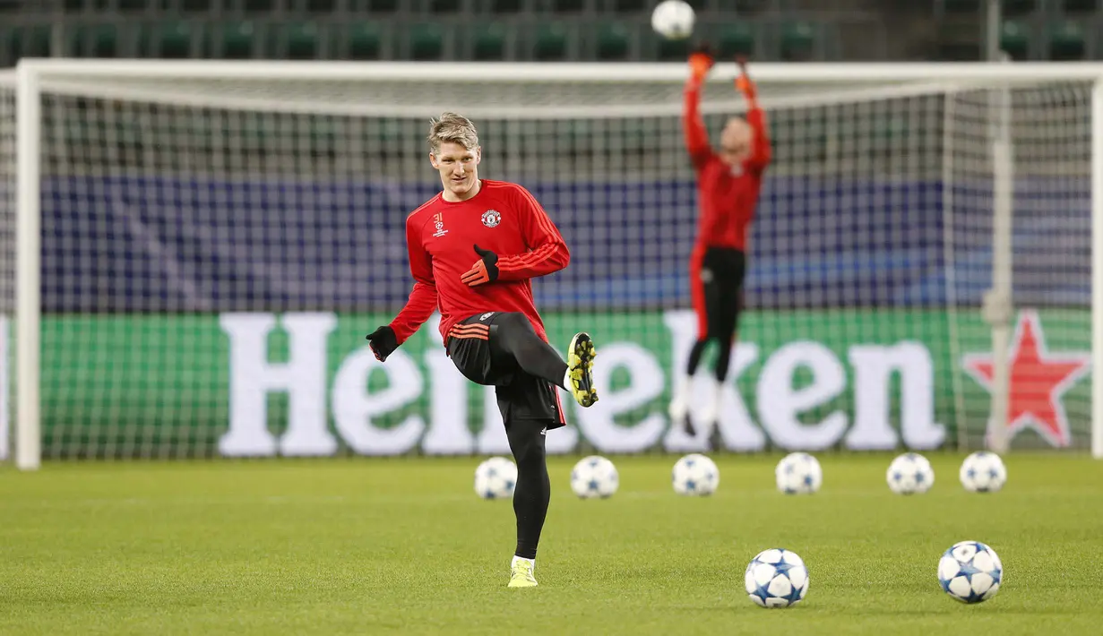 Pemain Manchester United, Bastian Schweinsteiger saat melakukan sesi latihan di Stadion Volkswagen Arena, Wolfsburg, Germany, Senin (7/12/2015).  ( Reuters / Carl Recine)