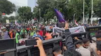 Massa Demo Ojol Emosi, Sempat Adu Dorong Pagar Pembatas di Patung Kuda