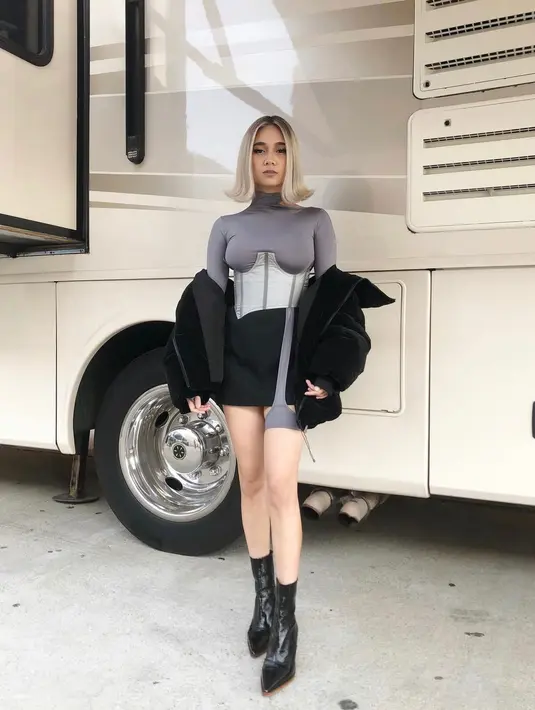 Flipped out lob juga salah satu gaya rambut yang simpel dan unik, lho. (instagram/nikizefanya)