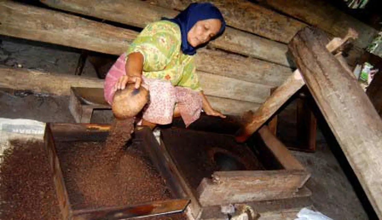 Pembuat kopi tradisional menampi biji kopi usai ditumbuk di Desa Lamglumpang, Aceh Besar, Aceh, Senin (21/2). Kopi olahan tradisional sangat digemari konsumen.(Antara)