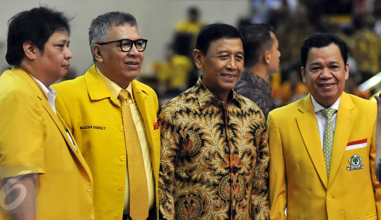 Menkopolhukam Wiranto (batik), Ketua DPD I Partai Golkar Provinsi Lampung, M. Alzier Dianis dan Menperin Airlangga Hartarto (kiri) menghadiri Penutupan Rapimnas I Partai Golkar 2016 di Istora Senayan, Jakarta, Kamis (28/7). (Liputann6.com/Johan Tallo)