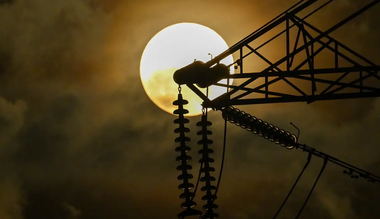 Bulan penuh yang disebut sebagai Buck Moon pada Juli ini mulai bisa dilihat oleh mereka yang berada di Indonesia pada Senin, 3 Juli pukul 17.40 WIB. (Photo by CHAIDEER MAHYUDDIN / AFP)
