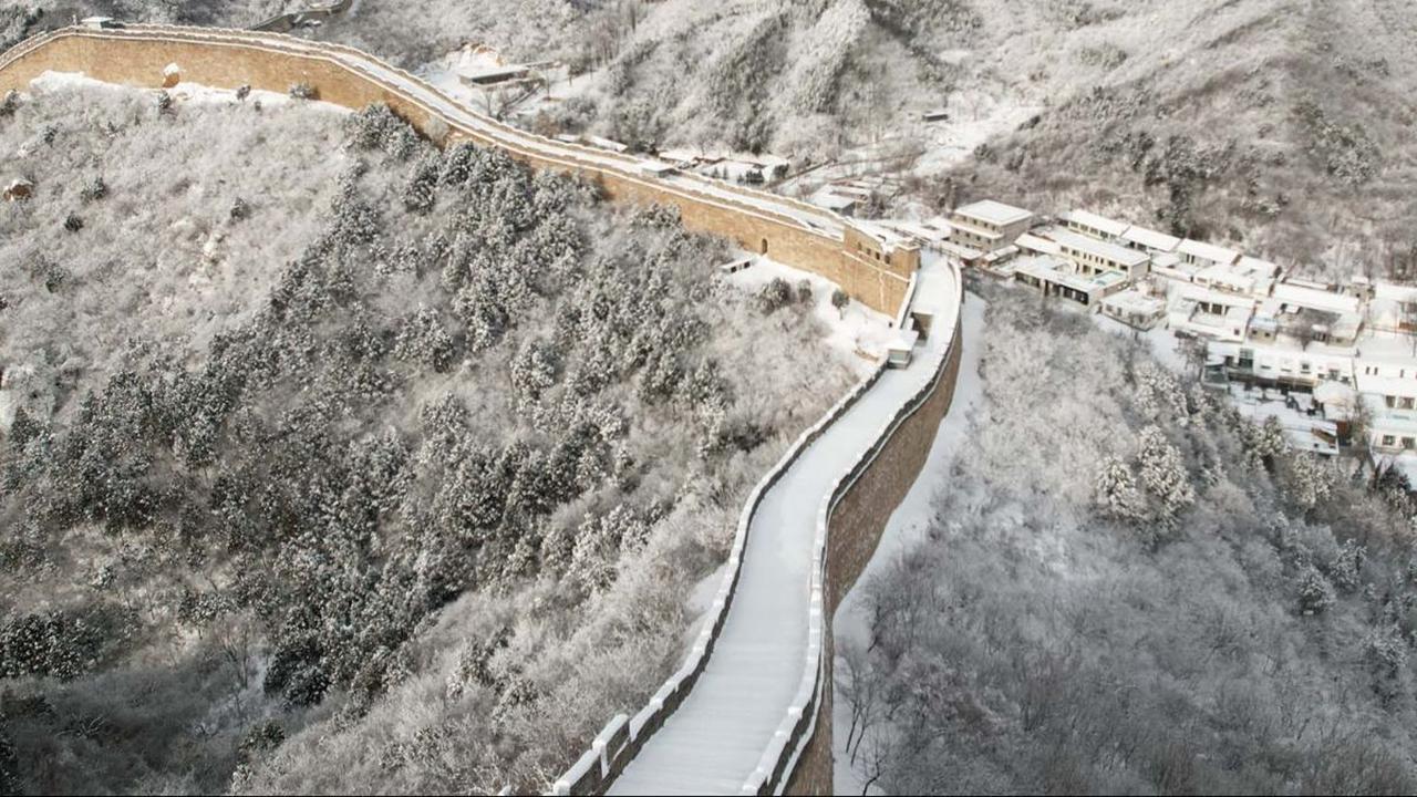 Suhu rendah yang melanda bagian utara Beijing menyebabkan Tembok Besar China di wilayah Shuiguan memutih berselimut salju, pada Jumat (15/12/2023). Tampak salju tak hanya menyelimuti Tembok Besar China, tetapi juga menutupi gunung dan&nbsp; lembah di seki