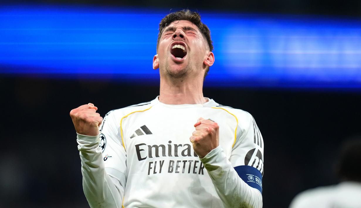 Pemain Real Madrid, Federico Valverde, merayakan gol yang dicetak ke gawang Manchester City pada laga leg pertama babak 16 besar Liga Champions di Stadion Santiago Bernabeu (12/3/2026). (AP Photo/Jose Breton)