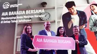 Presiden Direktur PT AIA FINANCIAL (AIA) Sainthan Satyamoorthy (kedua kiri), Chief Marketing Officer Kathryn Parapak (kiri), Direktur Hukum dan Kepatuhan Rista Qatrini Manurung (kedua kanan) dan Direktur Keagenan Indrasena Patmawidjaja berfoto bersama saat peluncuran produk asuransi unit link AIA pertama di Bandung, Jawa Barat (16/01/2023). (Liputan6.com/HO)