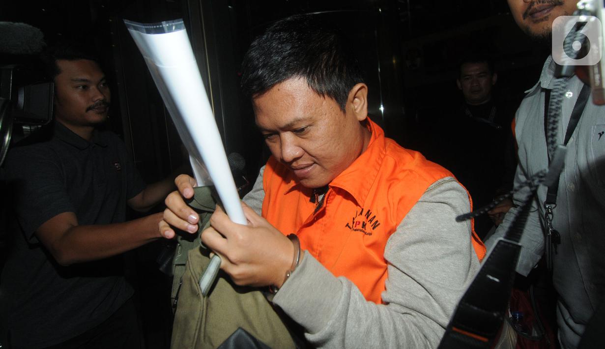 Chandra Safari dan Hendra Wijaya, pihak swasta penyuap Bupati Lampung Utara, mengenakan rompi oranye usai menjalani pemeriksaan di Gedung KPK, Jakarta, Selasa (8/10/2019). KPK menetapkan enam orang tersangka, termasuk Bupati Lampung Utara sebagai penerima suap. (merdeka.com/Dwi Narwoko)