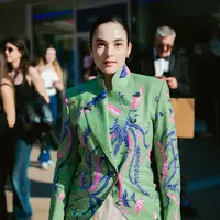 Potret Chelsea Islan kenakan kebaya Janggan di Cannes (@wilsenwillimofficial)