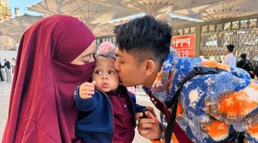 Diketahui tengah berada di Tanah Suci, Baby L anak Rizky Billar dan Lesti Kejora rayakan ulang tahunnya yang pertama di Tanah Suci. Genap berusia 1 tahun, doa dan harapan baik dibubuhkan warganet dan rekan seleb di kolom komentar. Selain tingkah Baby L yang menggemaskan, keharmonisan Billar dan Lesti, penampilan pelantun tembang Kulepas dengan Ikhlas itu juga banjir pujian. (Liputan6.com/IG/@rizkybillar)