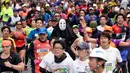 Peserta dengan kostum unik berlari di antara peserta lainnya  dalam Tokyo Marathon 2018, Minggu (25/2). Tokyo Marathon adalah salah satu dari 6 kompetisi lari kelas dunia setelah Boston, New York, Chicago, Berlin, dan London. (AP/Shizuo Kambayashi)