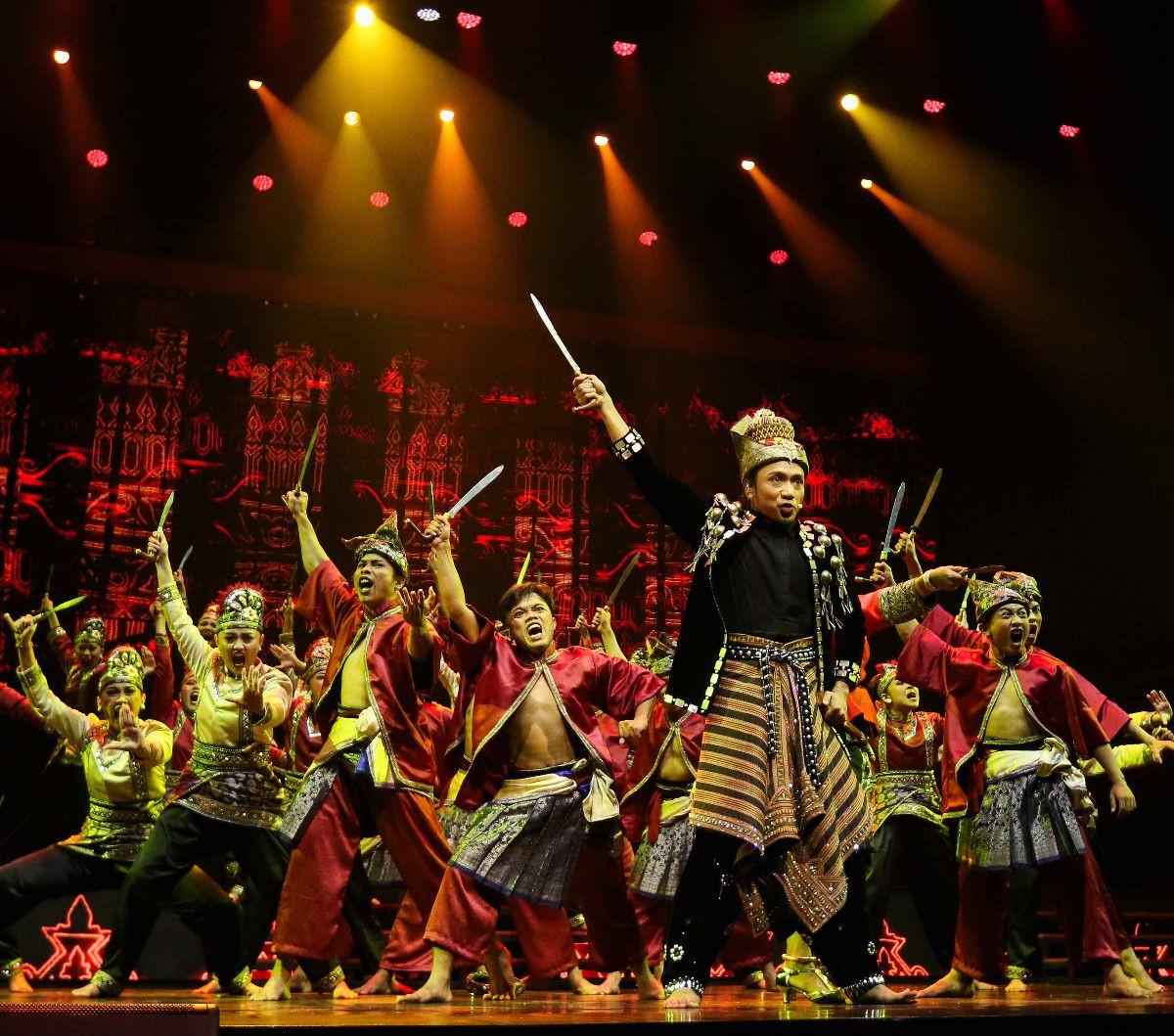 Penampilan sejumlah penari dalam Pagelaran Sabang-Merauke The Indonesian Broadway 2024 di JIExpo Theater, Kemayoran, Jakarta, Jumat (16/8/2024).&nbsp;Pagelaran Sabang-Merauke The Indonesian Broadway mengangkat tema Pahlawan Nusantara. Foto: Liputan6.com/H