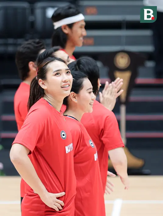Pevoli Timnas putri Indonesia, Yolla Yuliana saat laga eksibisi sebelum peresmian Indonesia Arena di Senayan, Jakarta, Senin (07/08/2023). (Bola.com/Bagaskara Lazuardi)