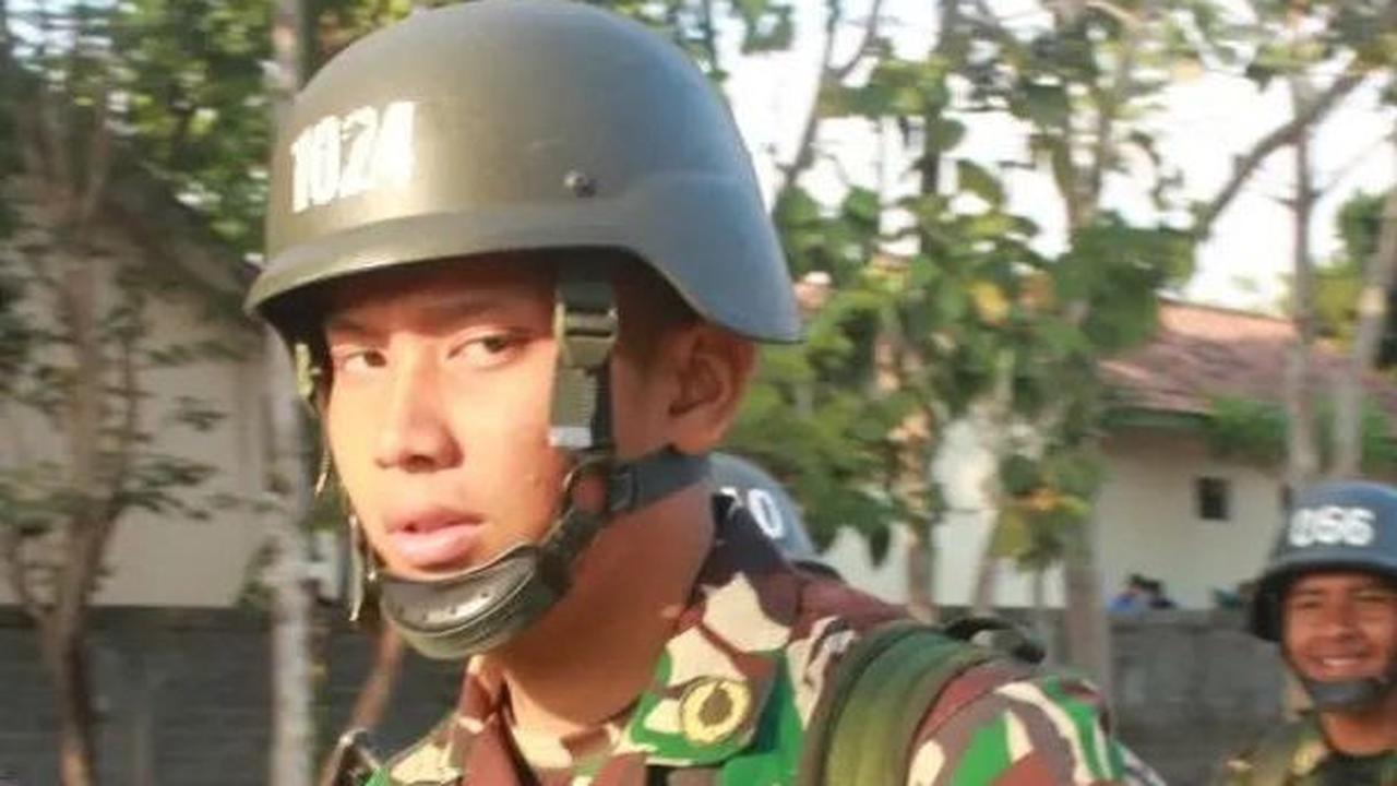 Tampak Tribrata begitu gagah mengenakan seragam loreng khas TNI beserta senapan laras panjangnya. <br>