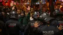 Petugas kepolisian bentrok dengan demonstran pro-Palestina saat mereka mencoba masuk ke stasiun kereta di Barcelona, Spanyol, Sabtu (11/11/2023). (AP Photo/Emilio Morenatti)